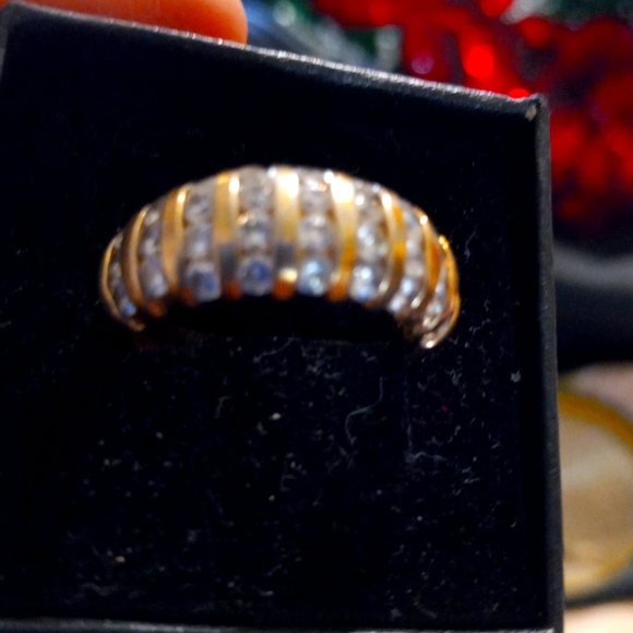 Gold ring with rows of white stones size 8 - Picture 1 of 3